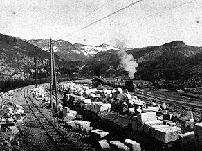 Zbiranje raznovrstnega gradbenega materiala ob vhodu v Bohinjski predor Zbiranje raznovrstnega gradbenega materiala ob vhodu v Bohinjski predor