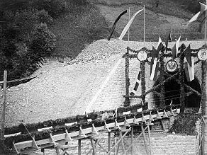 Slavnostno okrašen južni vhod Bohinjskega predora ob prebitju 31. maja 1904 Slavnostno okrašen južni vhod Bohinjskega predora ob prebitju 31. maja 1904