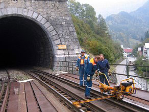 Progovni delavci pri vzdrževanju in popravilu železniške proge v Podbrdu Progovni delavci pri vzdrževanju in popravilu železniške proge v Podbrdu