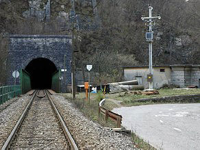 Zaradi dograditve prezračevalnega sistema je bil leta 1914 predor podaljšan za skoraj deset metrov, severni vhod pa spremenjen. Zaradi dograditve prezračevalnega sistema je bil leta 1914 predor podaljšan za skoraj deset metrov, severni vhod pa spremenjen.