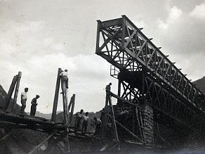Popravilo v drugi svetovni vojni poškodovane železne konstrukcije viadukta Bukovo Popravilo v drugi svetovni vojni poškodovane železne konstrukcije viadukta Bukovo
