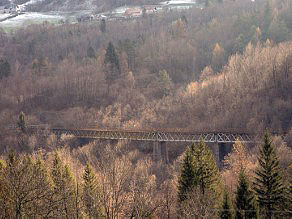 Pogled na viadukt Bukovo z glavne ceste po dolini Bače Pogled na viadukt Bukovo z glavne ceste po dolini Bače