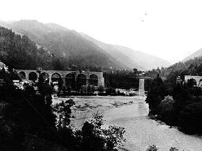 Pogled na viadukt Idrijca maja 1905 pred montažo železne konstrukcije Pogled na viadukt Idrijca maja 1905 pred montažo železne konstrukcije