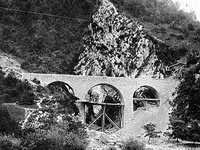 Krajši viadukt Springquell, kateremu sledita predor Bača in nato, pred prihodom na železniško postajo Most na Soči, še viadukt Idrijca. Krajši viadukt Springquell, kateremu sledita predor Bača in nato, pred prihodom na železniško postajo Most na Soči, še viadukt Idrijca.