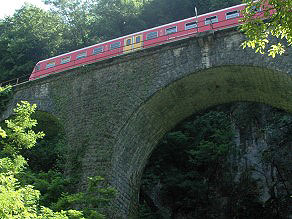 Vlak na 55 metrov dolgem viaduktu Springquell Vlak na 55 metrov dolgem viaduktu Springquell