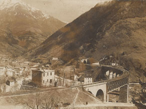 Viadukt Idrijca z levega brega istoimenske reke, v ozadju naselje Bača pri Modreju Viadukt Idrijca z levega brega istoimenske reke, v ozadju naselje Bača pri Modreju