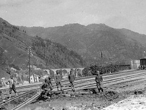 Del v 1. svetovni vojni poškodovane železniške proge, v ozadju viadukt Idrijca Del v 1. svetovni vojni poškodovane železniške proge, v ozadju viadukt Idrijca