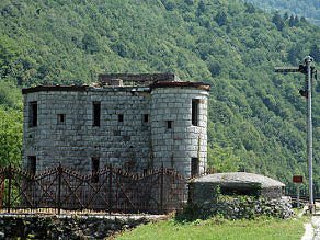 Avstrijska trdnjava in manjši italijanski bunker ob viaduktu na levi strani Idrijce Avstrijska trdnjava in manjši italijanski bunker ob viaduktu na levi strani Idrijce
