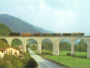 Muzejski vlak na vožnji preko viadukta Idrijca Muzejski vlak na vožnji preko viadukta Idrijca