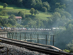 Avtovlak, ki vozi na Bohinjski progi od leta 1999, na viaduktu Idrijca. Avtovlak, ki vozi na Bohinjski progi od leta 1999, na viaduktu Idrijca.