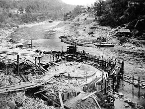 Gradnja okroglih temeljev za bodoči viadukt v Ajbi septembra 1904 Gradnja okroglih temeljev za bodoči viadukt v Ajbi septembra 1904