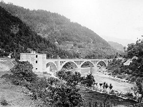 Kamnita trdnjava ob viaduktu Ajba je bila porušena ob bombardiranju v drugi vojni. Kamnita trdnjava ob viaduktu Ajba je bila porušena ob bombardiranju v drugi vojni.