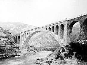 Solkanski viadukt je dolg 219,70 m in se dviga 36 m nad reko Sočo. Solkanski viadukt je dolg 219,70 m in se dviga 36 m nad reko Sočo.
