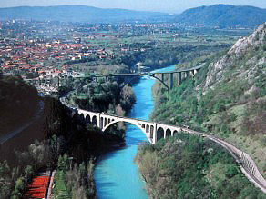 Od leta 1985 Sočo v Solkanu poleg železniškega preči še armiranobetonski cestni most z lokom v razponu 102 metrov. Od leta 1985 Sočo v Solkanu poleg železniškega preči še armiranobetonski cestni most z lokom v razponu 102 metrov.