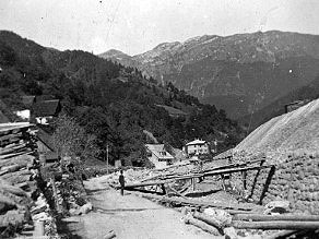 Nasip za železniško postajo sestavlja material, ki je bil izkopan pri gradnji Bohinjskega predora. Nasip za železniško postajo sestavlja material, ki je bil izkopan pri gradnji Bohinjskega predora.