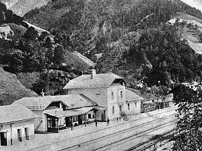 Glavna poslopja železniške postaje Podbrdo pred prvo svetovno vojno Glavna poslopja železniške postaje Podbrdo pred prvo svetovno vojno