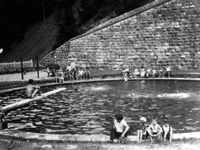 Nekdanje obračališče vlakov, zgrajeno pod Italijo, so po koncu 2. svetovne vojne preuredili v bazen. Nekdanje obračališče vlakov, zgrajeno pod Italijo, so po koncu 2. svetovne vojne preuredili v bazen.