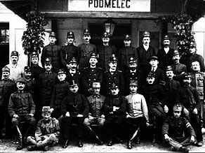 Železniško osebje in vojaki na železniški postaji Podmelec v času 1. svetovne vojne Železniško osebje in vojaki na železniški postaji Podmelec v času 1. svetovne vojne