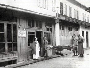 Vhod v tovarno, kjer se je nahajala bolnišnica. Vhod v tovarno, kjer se je nahajala bolnišnica.