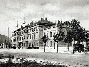 Vhodno pročelje železniške postaje Gorica leta 1914 Vhodno pročelje železniške postaje Gorica leta 1914