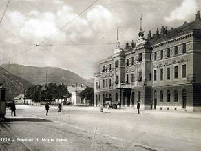 Leta 1923 je bila železniška postaja preimenovana v Gorizia Montesanto. Leta 1923 je bila železniška postaja preimenovana v Gorizia Montesanto.