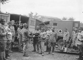 All'inizio della guerra utilizzavano, per il trasporto dei feriti, principalmente le imbracature, le quali erano successivamente sostituite da mezzi più veloci e meglio forniti come le automobili. (Tolminski muzej) All'inizio della guerra utilizzavano, per il trasporto dei feriti, principalmente le imbracature, le quali erano successivamente sostituite da mezzi più veloci e meglio forniti come le automobili. (Tolminski muzej)