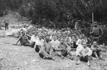 Številne ruske ujetnike je avstrijska oblast razposlala po celotni monarhiji, kjer so morali zanjo v izredno slabih življenjskih pogojih opravljati najtežja fizična dela. Na fotografiji je skupina ujetnikov, ki so bili poslani na prisilno delo v Posočje. (Arhiv Tolminskega muzeja) Številne ruske ujetnike je avstrijska oblast razposlala po celotni monarhiji, kjer so morali zanjo v izredno slabih življenjskih pogojih opravljati najtežja fizična dela. Na fotografiji je skupina ujetnikov, ki so bili poslani na prisilno delo v Posočje. (Arhiv Tolminskega muzeja)