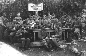 Anche nelle peggiori situazioni, tormenti e paure, rinchiusi nelle trincee e caverne, i soldati trovavano comunque il tempo per la musica ed il canto. Ciascuna unità più grande disponeva di almeno un gruppo musicale o coro, con i quali partecipavano a varie manifestazioni, organizzate anche per i civili nell'entroterra nei pressi del fronte. (Tolminski muzej) Anche nelle peggiori situazioni, tormenti e paure, rinchiusi nelle trincee e caverne, i soldati trovavano comunque il tempo per la musica ed il canto. Ciascuna unità più grande disponeva di almeno un gruppo musicale o coro, con i quali partecipavano a varie manifestazioni, organizzate anche per i civili nell'entroterra nei pressi del fronte. (Tolminski muzej)
