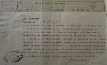 All'inizio della guerra gli avvenimento si erano susseguiti in modo veloce ed organizzato. I funzionari statali e militari erano tenuti a prendersi cura ogni giorno dei gruppi composti da molte persone, quindi non c'era molto tempo per gli addii. Nella foto è raffigurato un telegramma ricevuto dal Comune di Santa Lucia (odierna Most na Soči) a maggio 1915, che testimonia la partenza dei soldati nelle caserme. (Pokrajinski arhiv Nova Gorica) All'inizio della guerra gli avvenimento si erano susseguiti in modo veloce ed organizzato. I funzionari statali e militari erano tenuti a prendersi cura ogni giorno dei gruppi composti da molte persone, quindi non c'era molto tempo per gli addii. Nella foto è raffigurato un telegramma ricevuto dal Comune di Santa Lucia (odierna Most na Soči) a maggio 1915, che testimonia la partenza dei soldati nelle caserme. (Pokrajinski arhiv Nova Gorica)