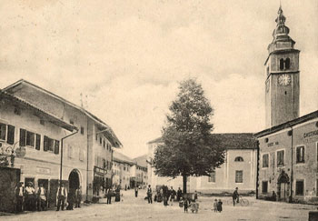 Kobarid je bil edini večji kraj v Zgornjem Posočju, ki ni bil izpraznjen in je ostal skoraj nepoškodovan. Takoj po odprtju soške fronte so ga zasedli Italijani in ga spremenili v center upravljanja zasedenega ozemlja. (Arhiv Tolminskega muzeja) Kobarid je bil edini večji kraj v Zgornjem Posočju, ki ni bil izpraznjen in je ostal skoraj nepoškodovan. Takoj po odprtju soške fronte so ga zasedli Italijani in ga spremenili v center upravljanja zasedenega ozemlja. (Arhiv Tolminskega muzeja)