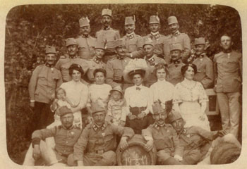 Degli ufficiali austriaci fotografati con mogli e bambini a Tolmin, agosto 1911. (Tolminski muzej) Degli ufficiali austriaci fotografati con mogli e bambini a Tolmin, agosto 1911. (Tolminski muzej)