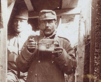 Il mangiare rappresentava per ciascun soldato una parte significativa e tanto atteso della routine quotidiana militare. Nelle giornate relativamente tranquille tra le varie offensive, i singoli pasti quotidiano davano loro un determinato ritmo e li aiutavano a rompere la noiosa vita militare. Nel momento in cui era iniziata la carenza di cibo o a causa dei continui combattimenti non erano in grado di seguire i propri pasti, il pasto giornaliero era diventato di vitale importanza. La fame è stata per molti un problema ancora maggiore rispetto al fatto che dovevano sparare, in quanto per colpa di essa si ammalavano, morivano, rubavano, arrendevano al nemico o commettevano atti irragionevoli che li avevano portati alla punizione più estrema – la morte. (Tolminski muzej) Il mangiare rappresentava per ciascun soldato una parte significativa e tanto atteso della routine quotidiana militare. Nelle giornate relativamente tranquille tra le varie offensive, i singoli pasti quotidiano davano loro un determinato ritmo e li aiutavano a rompere la noiosa vita militare. Nel momento in cui era iniziata la carenza di cibo o a causa dei continui combattimenti non erano in grado di seguire i propri pasti, il pasto giornaliero era diventato di vitale importanza. La fame è stata per molti un problema ancora maggiore rispetto al fatto che dovevano sparare, in quanto per colpa di essa si ammalavano, morivano, rubavano, arrendevano al nemico o commettevano atti irragionevoli che li avevano portati alla punizione più estrema – la morte. (Tolminski muzej)
