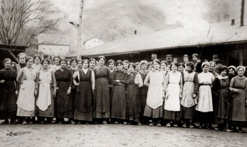 V vsakem večjem zalednem centru so bili občasno ali redno zaposleni tudi civilisti. Na fotografijah so perice, ki so bile zaposlene v vojaški pralnici na Slapu ob Idrijci. (Zasebna zbirka Vilme Pavić) V vsakem večjem zalednem centru so bili občasno ali redno zaposleni tudi civilisti. Na fotografijah so perice, ki so bile zaposlene v vojaški pralnici na Slapu ob Idrijci. (Zasebna zbirka Vilme Pavić)