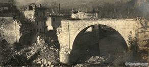 Tolmin, v 1. svetovni vojni porušen most čez Tolminko. Album fotografij, Tolminski muzej. Tolmin, v 1. svetovni vojni porušen most čez Tolminko. Album fotografij, Tolminski muzej.