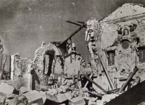 Solkan, Sveta gora z romarsko cerkvijo sv. Marije in samostanom. Med prvo svetovno vojno je bila že
junija 1915 uničena. Vir: A. Moschetti. Solkan, Sveta gora z romarsko cerkvijo sv. Marije in samostanom. Med prvo svetovno vojno je bila že
junija 1915 uničena. Vir: A. Moschetti.