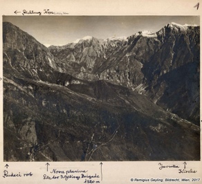 Levo pogled na Rdeči rob in Novo planino (danes Planina Medrja), sedež 3. gorske brigade, ter desno na Javorco. Družinski arhiv Geyling, Tolminski muzej. Levo pogled na Rdeči rob in Novo planino (danes Planina Medrja), sedež 3. gorske brigade, ter desno na Javorco. Družinski arhiv Geyling, Tolminski muzej.