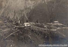 Javorca, spodaj levo vojaško pokopališče, zgoraj desno spominska cerkev. Družinski arhiv Geyling, Tolminski muzej. Javorca, spodaj levo vojaško pokopališče, zgoraj desno spominska cerkev. Družinski arhiv Geyling, Tolminski muzej.