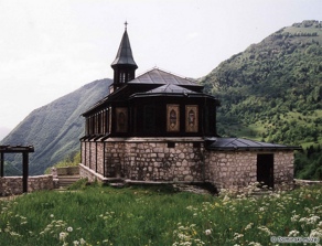 Pogled na severni del cerkve s pergolo na levi strani. Foto: Marko Grego, 2001. Pogled na severni del cerkve s pergolo na levi strani. Foto: Marko Grego, 2001.