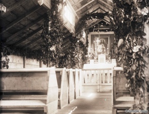 Zasilno kapelo za prebivalstvo v Zadlaz-Čadrgu je aprila 1916 poročnik ing. Klemens Melicher uredil drugače kot je bilo predvideno po Geylingovem načrtu. Danes cerkve ni več. Zbirka Melicher, Tolminski muzej. Zasilno kapelo za prebivalstvo v Zadlaz-Čadrgu je aprila 1916 poročnik ing. Klemens Melicher uredil drugače kot je bilo predvideno po Geylingovem načrtu. Danes cerkve ni več. Zbirka Melicher, Tolminski muzej.