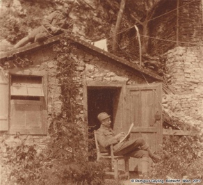 Remigius Geyling davanti alla baracca a Polog durante la costruzione della chiesa, sul tetto l’intagliatore Anton Perathoner, 1916. Archivio della famiglia Geyling, Tolminski muzej. Remigius Geyling davanti alla baracca a Polog durante la costruzione della chiesa, sul tetto l’intagliatore Anton Perathoner, 1916. Archivio della famiglia Geyling, Tolminski muzej.