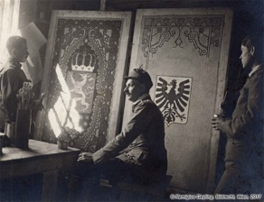 Il soldato I. Klein, il tenente R. Geyling e l’artigliere Czokor durante la lavorazione di lapidi con stemmi. Archivio della famiglia Geyling, Tolminski muzej. Il soldato I. Klein, il tenente R. Geyling e l’artigliere Czokor durante la lavorazione di lapidi con stemmi. Archivio della famiglia Geyling, Tolminski muzej.