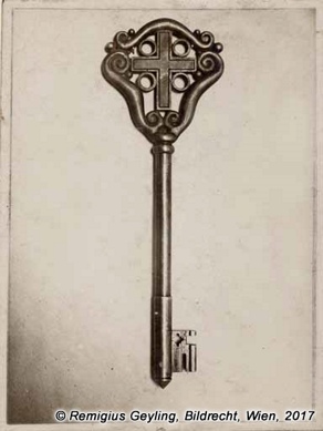 La chiave della porta della chiesa realizzata dall'artigliere K. Ruppert nella fucina militare di Zastena su disegno di Remigius Geyling. Archivio della famiglia Geyling, Tolminski muzej. La chiave della porta della chiesa realizzata dall'artigliere K. Ruppert nella fucina militare di Zastena su disegno di Remigius Geyling. Archivio della famiglia Geyling, Tolminski muzej.