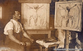 L'intagliatore tirolese Anton Perathoner durante la lavorazione di un altare. Archivio della famiglia Geyling, Tolminski muzej. L'intagliatore tirolese Anton Perathoner durante la lavorazione di un altare. Archivio della famiglia Geyling, Tolminski muzej.