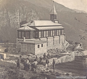 The soldiers, the builders of the church, were joined by locals. Geyling Family Archive, Tolmin Museum. The soldiers, the builders of the church, were joined by locals. Geyling Family Archive, Tolmin Museum.