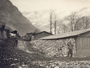 Položaj baterije 2/13 nad Pologom (Pologar). Družinski arhiv Geyling, Tolminski muzej. Položaj baterije 2/13 nad Pologom (Pologar). Družinski arhiv Geyling, Tolminski muzej.