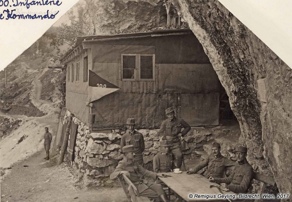 Poveljstvo 100. pehotne brigade. Na fotografiji so Perathoner, Geyling, nadporočnik Kossak in stotnik Reisner. Družinski arhiv Geyling, Tolminski muzej. Poveljstvo 100. pehotne brigade. Na fotografiji so Perathoner, Geyling, nadporočnik Kossak in stotnik Reisner. Družinski arhiv Geyling, Tolminski muzej.