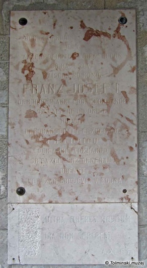 Under the memorial to the military commanders from the time of construction, the Italians added an inscription in Latin Under the memorial to the military commanders from the time of construction, the Italians added an inscription in Latin