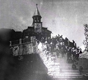 Group photo of visitors on the monumental staircase in front of the church. Arhiv Tolminskega muzeja. Group photo of visitors on the monumental staircase in front of the church. Arhiv Tolminskega muzeja.