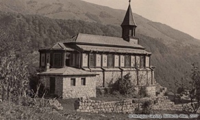 Nach dem Zweiten Weltkrieg verlor die Kirche ihren Glanz. Im Jahr 1960 wurde sie, bereits ziemlich zugewachsen, von ihrem Schöpfer Geyling fotografiert. Familienarchiv Geyling, Tolminski muzej. Nach dem Zweiten Weltkrieg verlor die Kirche ihren Glanz. Im Jahr 1960 wurde sie, bereits ziemlich zugewachsen, von ihrem Schöpfer Geyling fotografiert. Familienarchiv Geyling, Tolminski muzej.