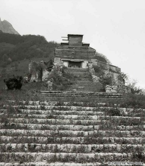 Die Kirche, nun verlassen und verwahrlost, brauchte
1974 dringend eine Renovierung. Denkmal-Dossier Javorca, Denkmalschutzbehörde Außenstelle Nova Gorica. Die Kirche, nun verlassen und verwahrlost, brauchte
1974 dringend eine Renovierung. Denkmal-Dossier Javorca, Denkmalschutzbehörde Außenstelle Nova Gorica.